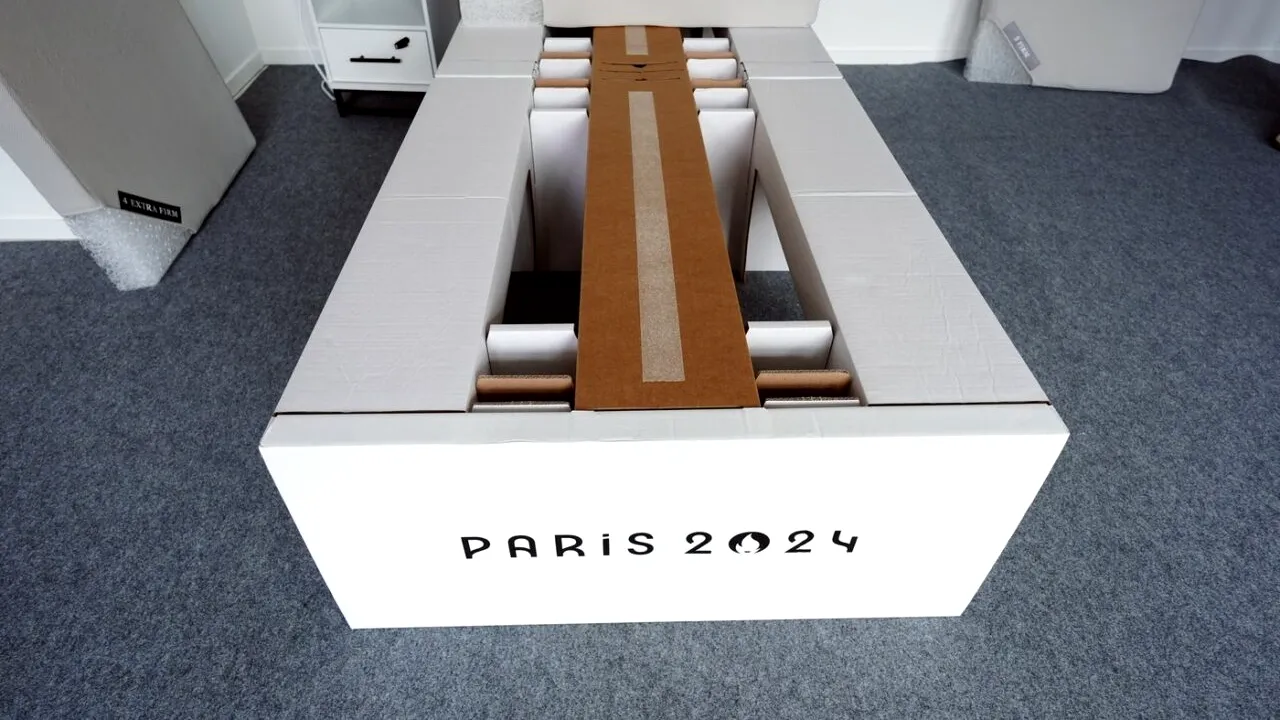 Paturi de CARTON pentru sportivii care participă la Jocurile Olimpice. Demnitar francez: „concurenții le adoră”