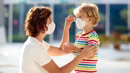 Studiu: Nu copiii sunt cei care răspândesc cel mai rapid coronavirusul, ci tinerii și adulții