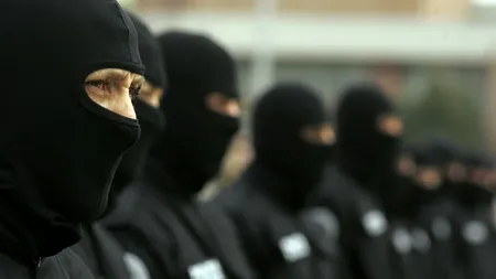 Percheziții în județul Olt. Sunt căutate persoane suspectate că au dus în Anglia și Italia peste 200 de persoane pe care le-au obligat să se prostitueze sau să cerșească