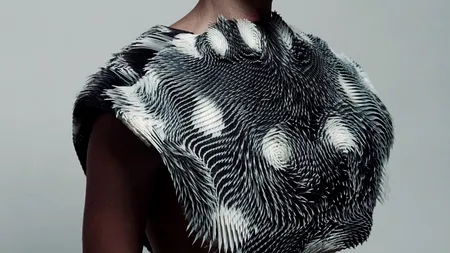 Invenție: Pelerina 3D care te avertizează dacă ești privit insistent
