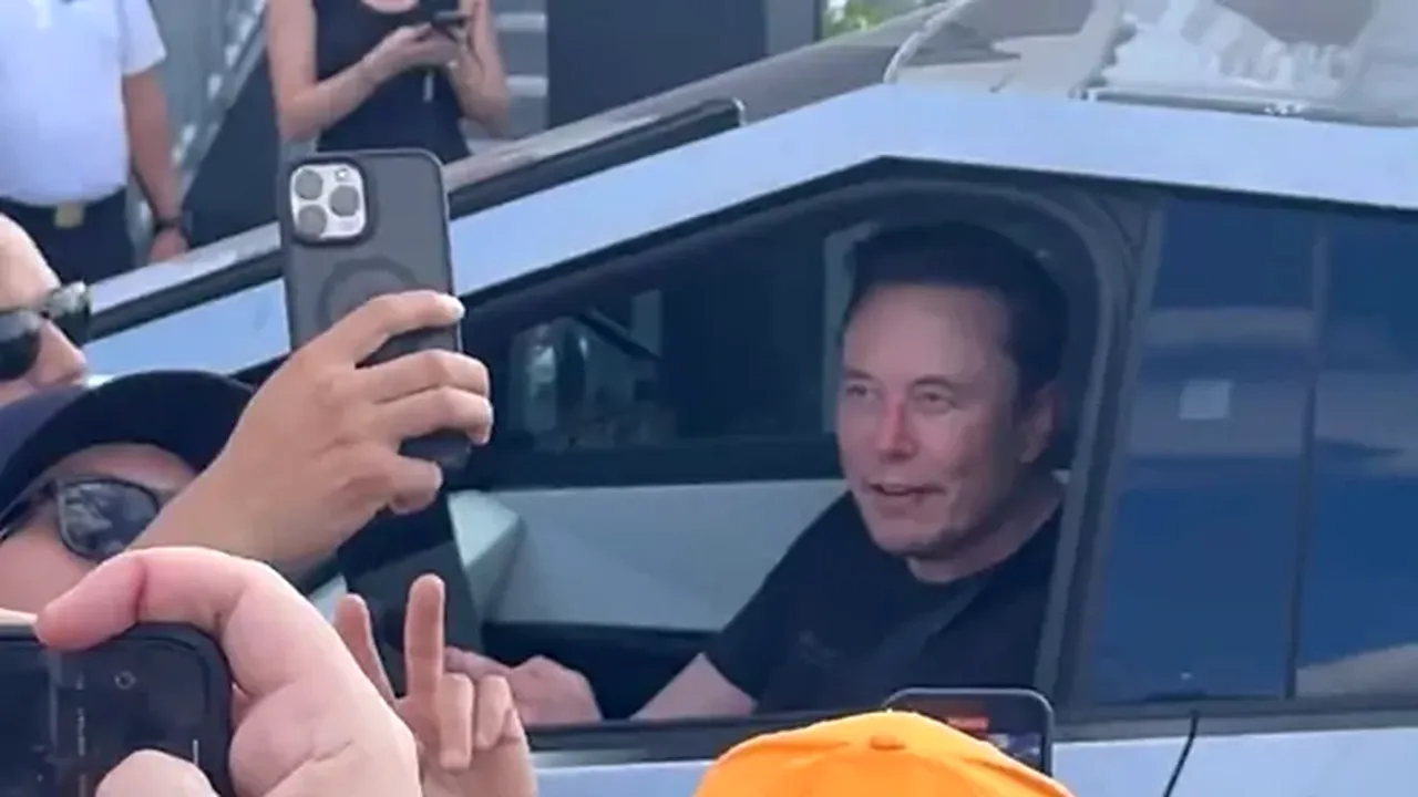 Elon Musk și-a scos în lume noul prototip TESLA. A mers la Marele Premiu de F1 al SUA cu „Cybertruck” și a atras toate privirile