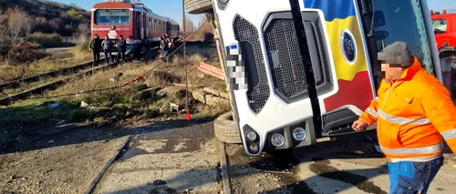 Accident feroviar în Dâmbovița. Un camion de gunoi a fost izbit și răsturnat de un tren de călători