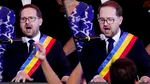 Momentul despărțirii de mandat la Timișoara: Primarul Fritz și-a pus eșarfa tricoloră și a cântat imnul României, acompaniindu-se la pian