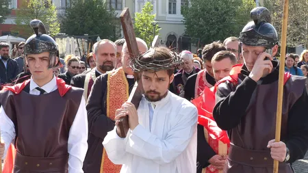 Credincioși greco-catolici au refăcut Calea Crucii în centrul Clujului - FOTO/ VIDEO