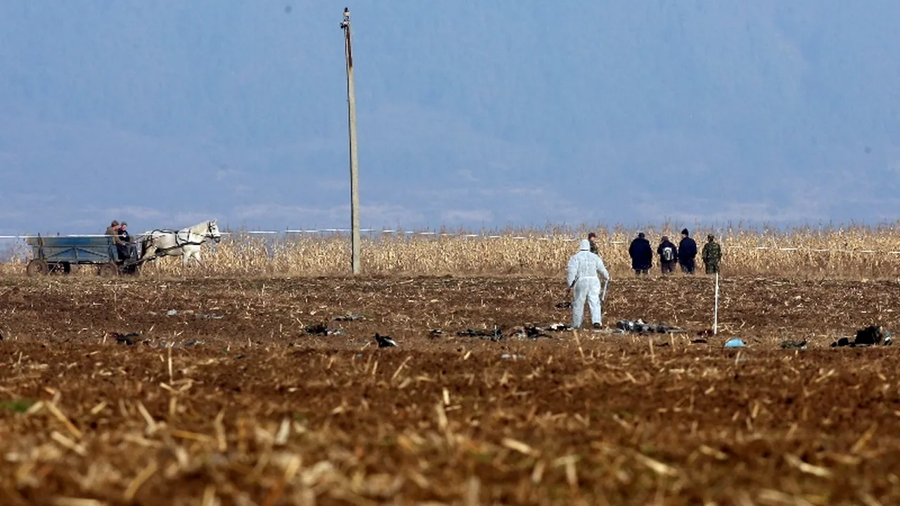 Avion de mici dimensiuni prăbușit peste o casă, lângă Arad. Avionul a rămas agățat în grinzile casei, pilotul a căzut în hol și este mort