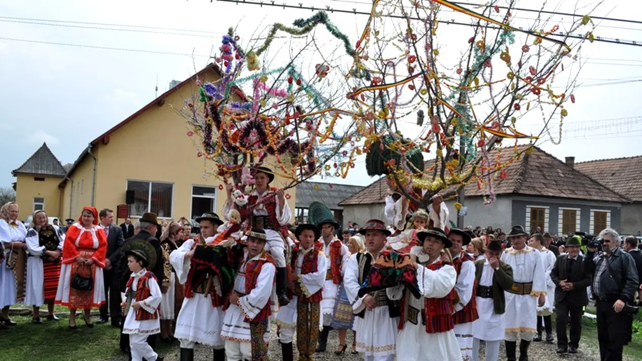 România tradițională. Fetele udate cu parfum în Lunea Albă: „Am auzit că aveți o floare frumoasă în grădina dumneavoastră