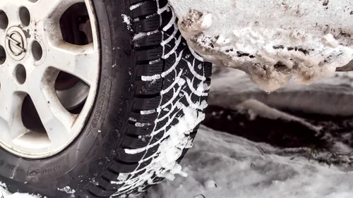 Poliția Română, mesaj inedit pentru șoferi. Cum încearcă să-i convingă să circule cu anvelope de iarnă. “Fetele care cad pe gheață, de Bobotează...”