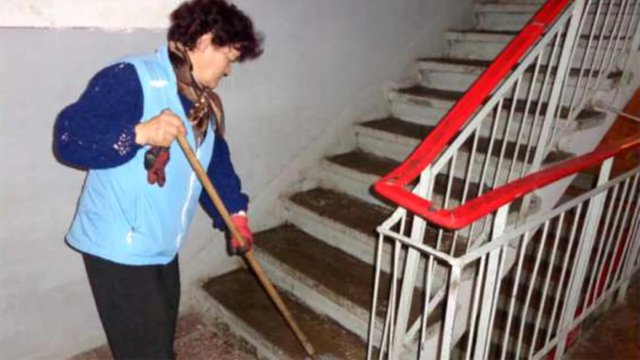 Ce salariu are o femeie de serviciu care face curat în blocurile din București. Câți bani primește lunar acum, în 2026