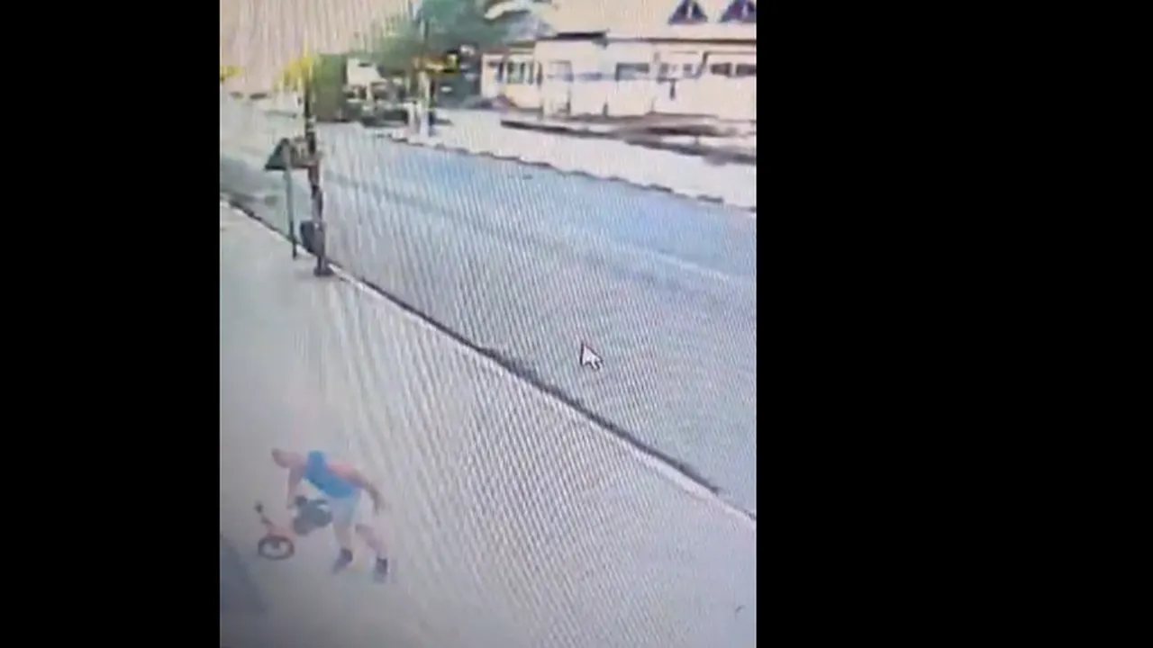 VIDEO. Cum a furat un bărbat din Găești bicicleta unui copil. Momentul a fost surprins de camerele de supraveghere