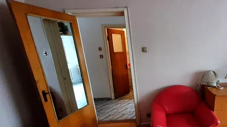 Nicio faptă bună nu rămâne nepedepsită! Ce a pățit o bucureșteancă, după ce i-a DONAT unei femei canapeaua din sufragerie