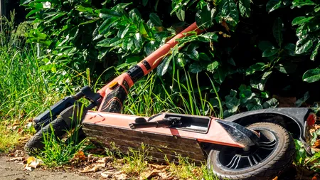 Incident în Capitală. Tânără de 20 de ani, la spital după ce a fost lovită de o trotinetă electrică