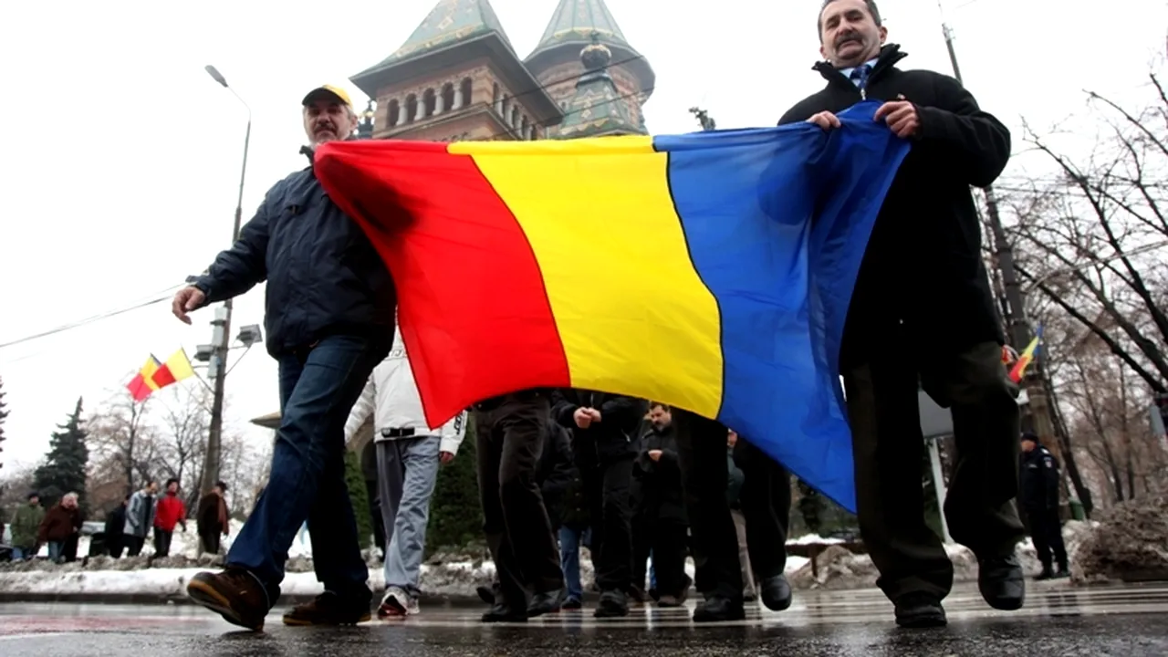 Foști revoluționari protestează și au blocat o bandă de circulație lângă Guvern