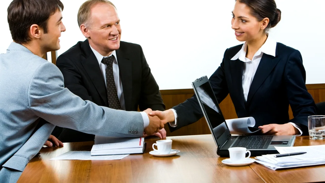 Maria se pregătește pentru interviul de angajare. Ce face pentru a fi sigură că obține jobul dorit