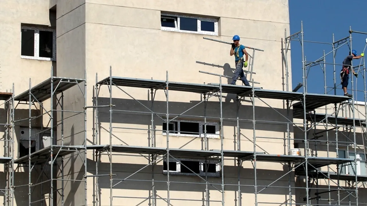 Un bărbat care lucra la reabilitarea unui bloc din Capitală a murit după ce a căzut de pe schelă