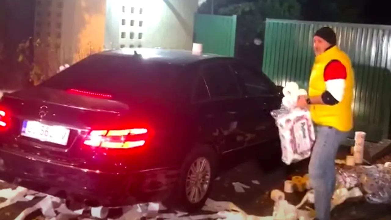 FOTO | Protest cu suluri de hârtie igienică aruncate la poarta de la Vila Lac. Protestatarii le reproșează liberalilor intenţia de a face guvern cu PSD