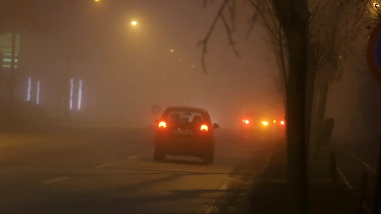 Cod galben de ceață si vânt puternic, duminică dimineață, în România. Sunt vizate 18 județe