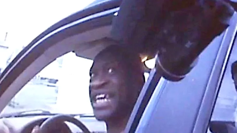 Au apărut imagini din timpul arestării lui George Floyd, când era scos din mașină: „Te rog, nu mă împușca, omule! Tocmai mi-am pierdut mama” (VIDEO)
