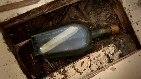 Un mesaj vechi de 135 de ani a fost ascuns într-o sticlă de whisky și găsit sub podeaua unei case. Incredibil ce scria în bilet