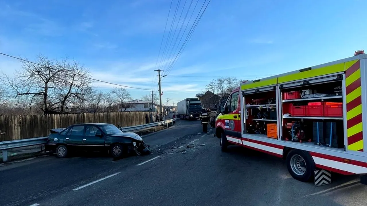 FOTO | Un camion încărcat cu 200 de butelii, implicat într-un accident în Mizil. Traficul în zonă este blocat