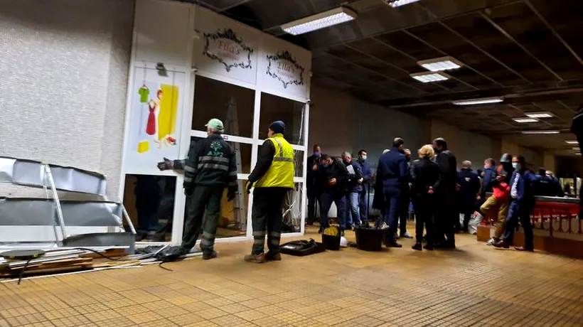 Continuă demolările magazinelor de la metrou, în Sectorul 6