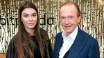 Toți râd de el pe TikTok, dar face bani grămadă în România. Cine este, de fapt, bătrânelul umilit de iubita tinerică în fața unui hotel din Monaco