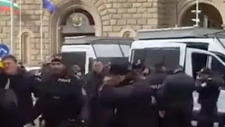 VIDEO - De râsu'' plânsu''. Mai mulți polițiști bulgari s-au INTOXICAT cu gazele lacrimogene destinate protestatarilor