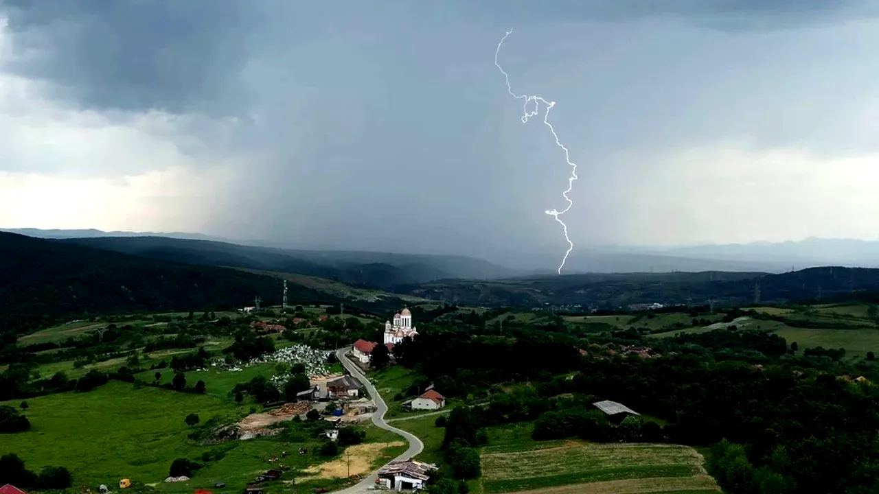 Doi frați au MURIT loviți de fulger, în județul Cluj. Localnicii vorbesc de un blestem, după ce și două mătuși ale lor au pierit în același mod