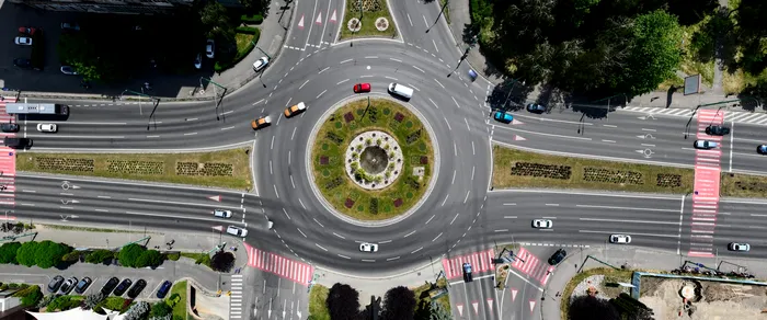 Codul Rutier 2025 | Ce se întâmplă dacă întorci în sensul giratoriu. Regula de aur pe care șoferii trebuie să o respecte