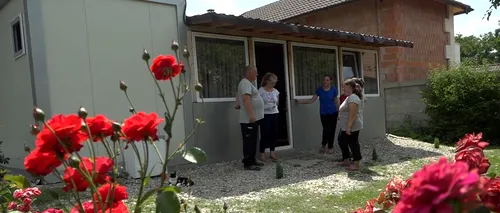 VIDEO | Cum a reușit un preot să aducă fericirea pentru o familie cu patru fete, după ce le-a făcut o casă din două containere modulare. „Locuiam șase într-o cameră”