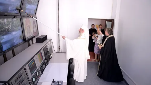 Redacțiile Radio Trinitas și Trinitas TV, sfințite de Patriarhul Daniel cu trafaletul. Toate IMAGINILE în articol