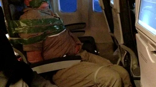MOTIVUL pentru care acest pasager a fost legat cu bandă adezivă de scaunul avionului