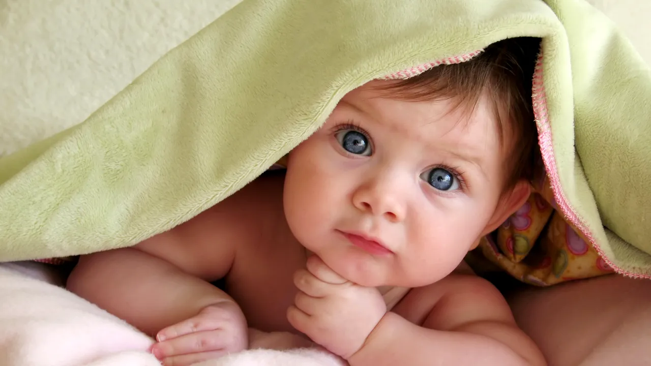 TOP 10 cele mai populare nume la băieți și fete. Cum au ales românii, în 2014, numele copiilor