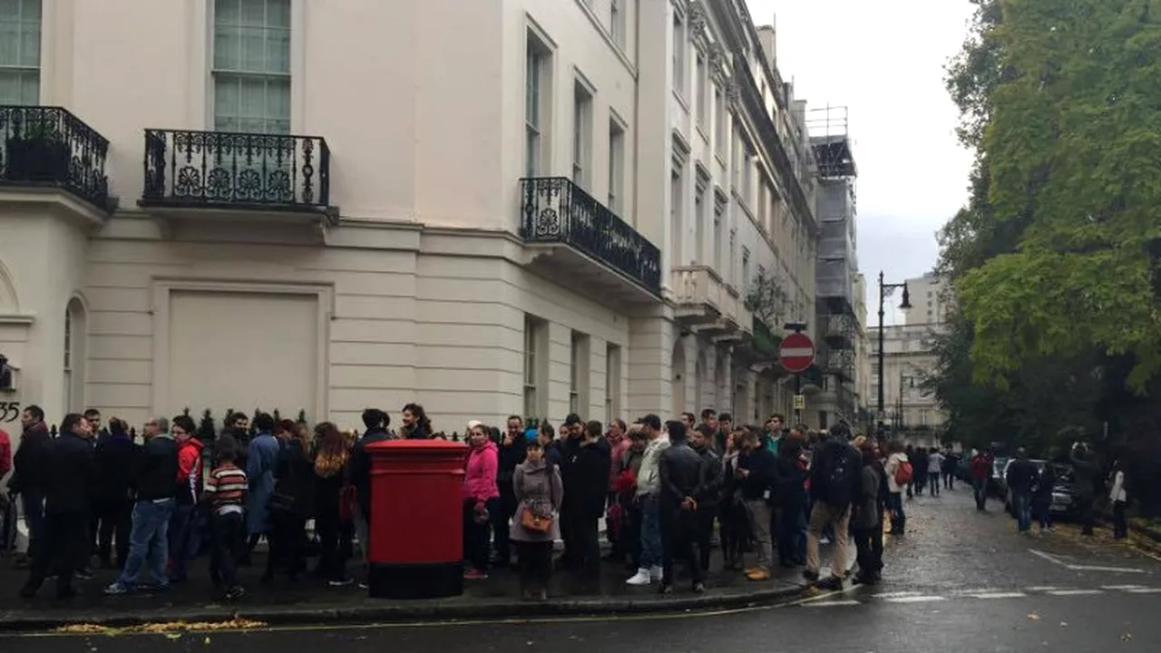 ALEGERI PREZIDENȚIALE 2014. Mii de români sunt încă la coadă, la secțiile de votare din Londra: „Nu trebuie să acceptăm această UMILINȚĂ perpetuă