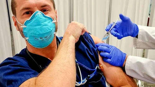 Un asistent medical din Sibiu, primul român vaccinat în SUA: „A fost emoționant!”