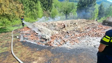 Biserica dintr-o comună din Alba s-a făcut SCRUM, în noaptea de Înviere / Lăcașul de cult, distrus de un incendiu pornit de la o lumânare