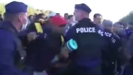 O mie de imigranți au rupt cordonul de securitate și au părăsit centrul de la Roszke. Cum au reacționat polițiștii 