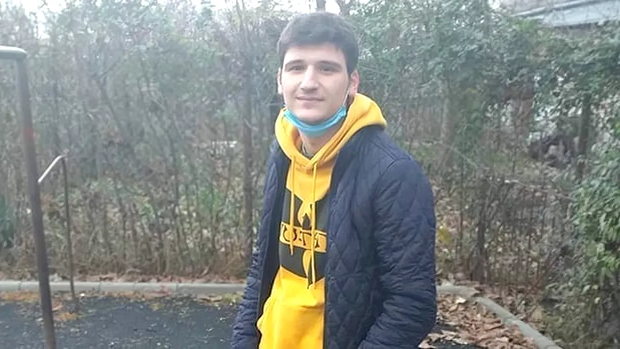 Andrei, tânărul abandonat de părinți, își vinde tablourile pentru a-și cumpăra ghete și haine: „Nu am cu ce mă îmbrăca și nici cu ce mă încălța”