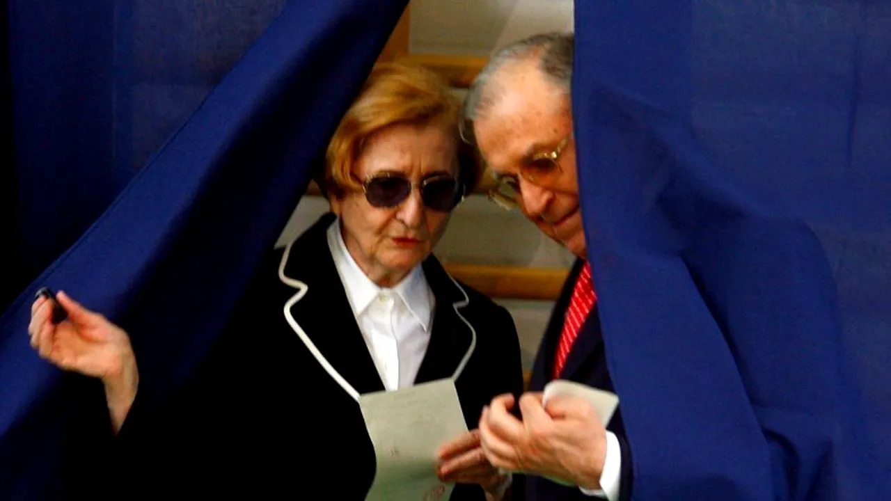 REFERENDUM 2012. Ion Iliescu și soția sa au votat la Liceul 