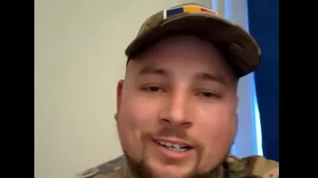 Un fan al lui Călin Georgescu, îmbrăcat în uniformă militară falsă, îl AMENINȚĂ pe Bolojan cu acte de violență pe TikTok: „Vă trag un glonț în țeastă”