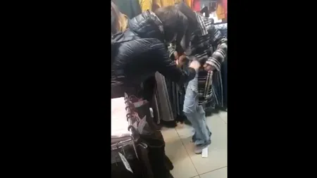 Tânără din Teleorman, lovită și scoasă în stradă dezbrăcată de vânzătoarele unui magazin, după o tentativă de furt / Gesturile vânzătoarelor, dincolo de limită - VIDEO 