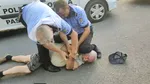 Scene ȘOCANTE la Pașcani! Pensionar, pus la pământ și călcat pe cap de polițiști. Primarul: „Au procedat bine”