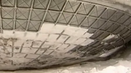 VIDEO: Obiectul misterios căzut în Siberia. Localnicii l-au adus dintr-o pădure și au cerut ajutor