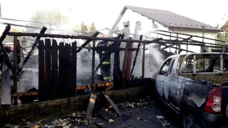 Incendiu violent în Argeș. Focul a izbucnit la un garaj și s-a extins în rândul mașinilor parcate