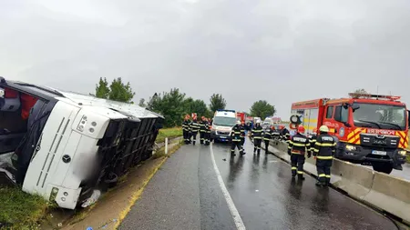 Un autocar cu 20 de pasageri s-a răsturnat în județul Cluj: 1 mort și 11 persoane rănite