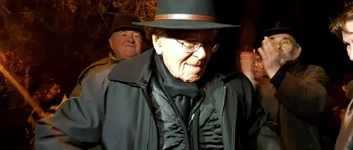 Filozoful Mihai Șora, la 101 ani, alături de protestatarii din Alba Iulia. Mesaj pentru guvernanți: Am ajunge să ne conducă hoții și ticăloșii
