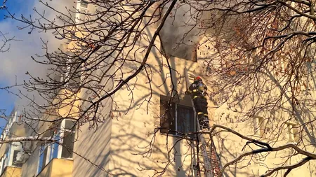 INCENDIU într-un bloc din Iași. O femeie și-a aruncat bebelușul pe geam, de la etajul 3, iar apoi a sărit și ea