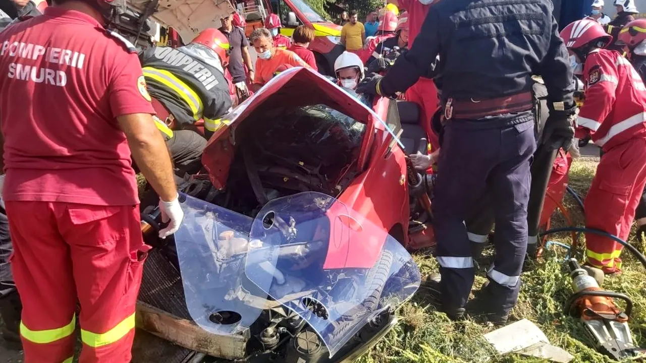 O tânără de 27 de ani și un băiat de 14 ani, grav răniți după ce o basculantă a lovit două mașini