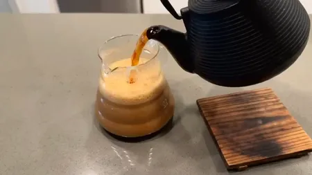 Băutura mai energizantă decât orice espresso. Care este rețeta neobișnuită din cafea, ceai și lapte condensat