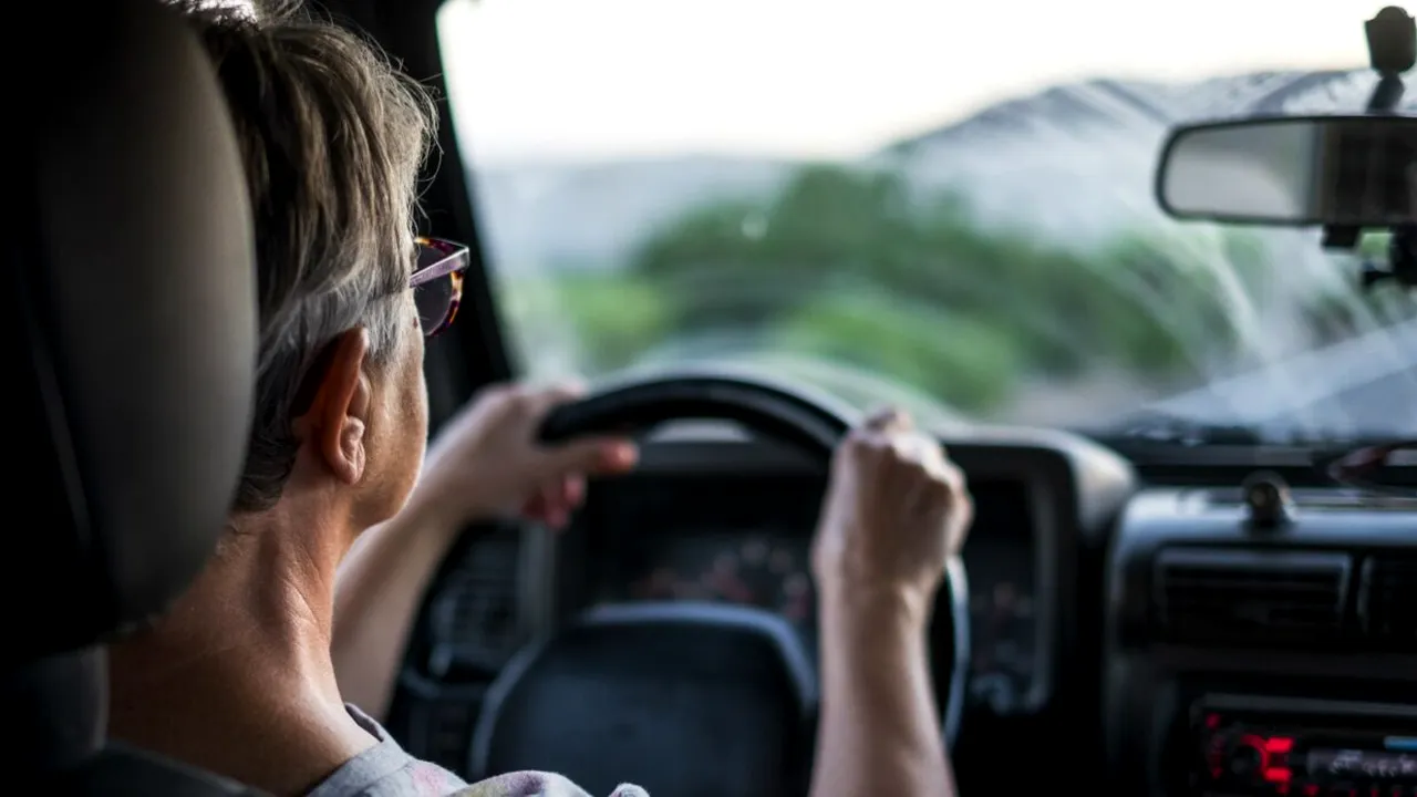 Cum se execută CORECT virajul la stânga într-o intersecție nedirijată. Cele mai frecvente greșeli ale șoferilor