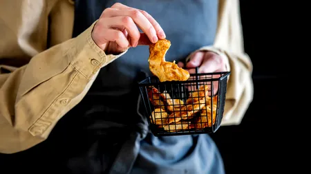Ce pericole ascunde air fryer-ul din bucătărie. Cum îl poți întreține corespunzător
